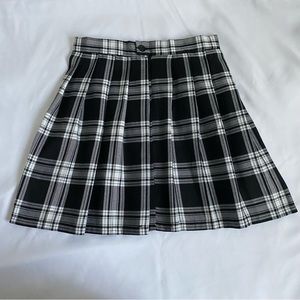 Pleated black and white skirt